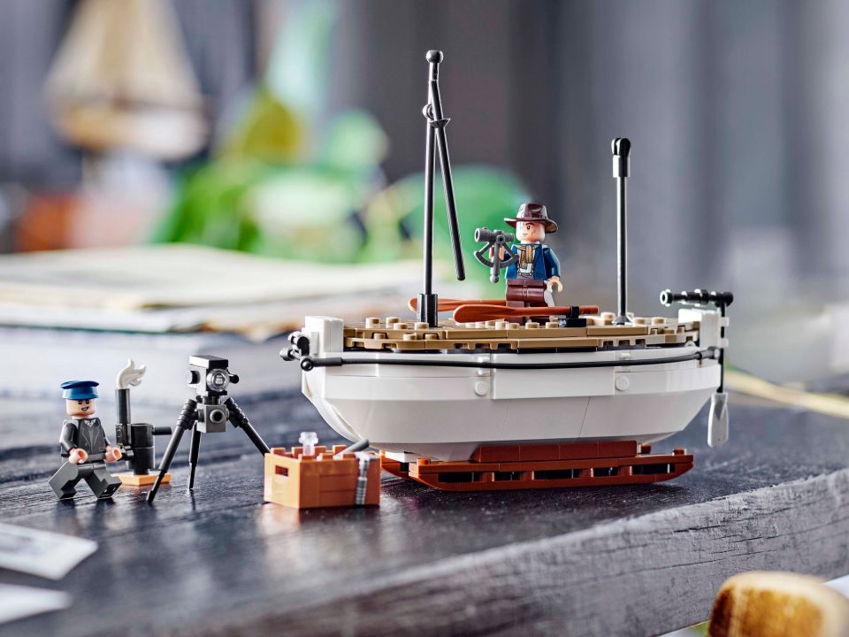 40729 Shackleton’s Lifeboat with minifigs and accessories