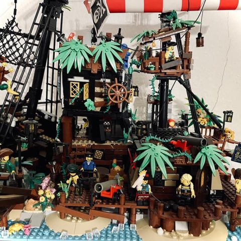 Pirate Quartermaster at 21322 Barracuda Bay photographed by Tobi Putzo